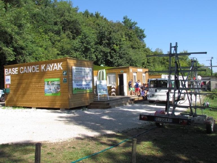 La base de Canoë Kayak de Ruffec Rejallant en bois au bord de l'eau