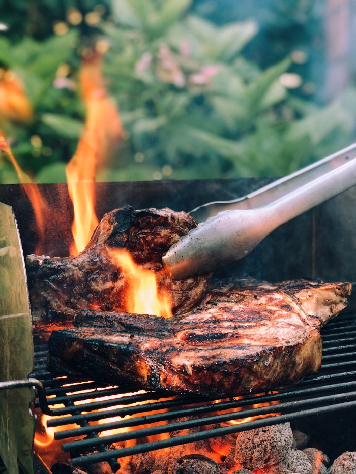 Barbecue à votre disposition pour les grillades à l'ombre des pins