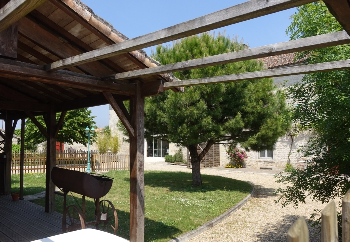 L'espace couvert du jardin du gîte de la tourterelle