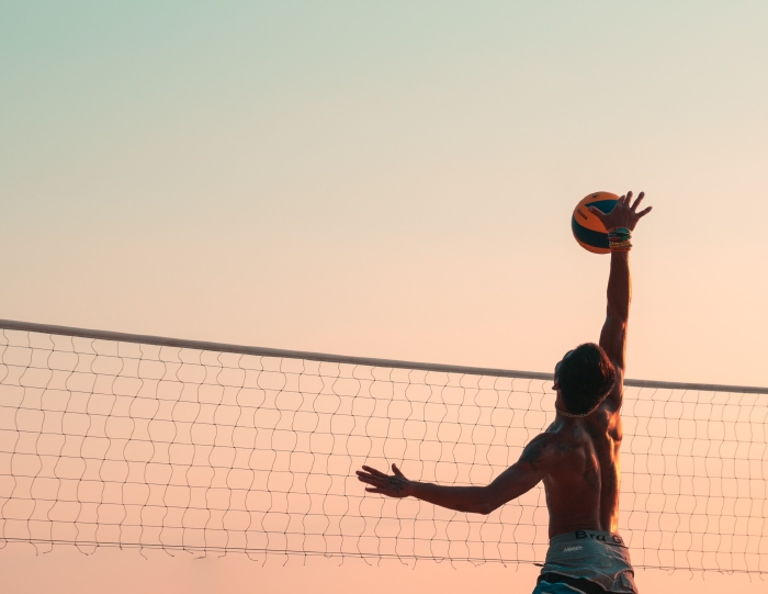 Filet de volley au centre du parc du domaine de chante-oiseau avec un joueur